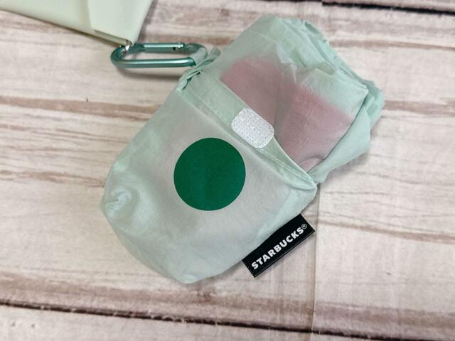 エコバッグはカップ型ポーチに収納されています
