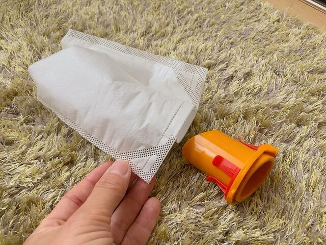 【充電式紙パックスティッククリーナー MagiCaleena(マジカリーナ)】集じん容量は最大0.3L。一般家庭の約1.2ヶ月相当のゴミをためることができるそう