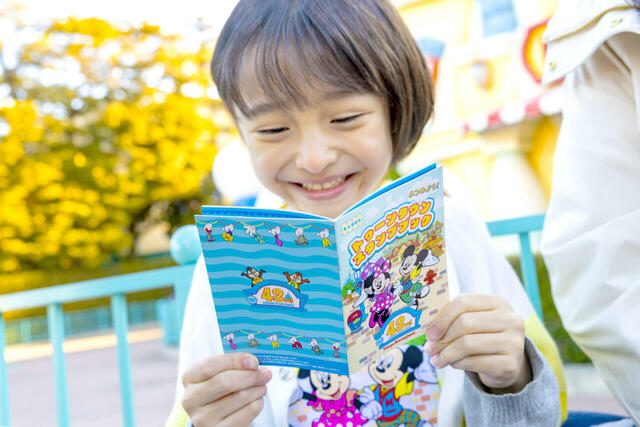 スタンプブック 900円｜東京ディズニーランド開園43周年を記念したグッズ｜販売店舗：東京ディズニーランド「ギャグファクトリー／ファイブ・アンド・ダイム」｜発売日：2026年4月15日（水）