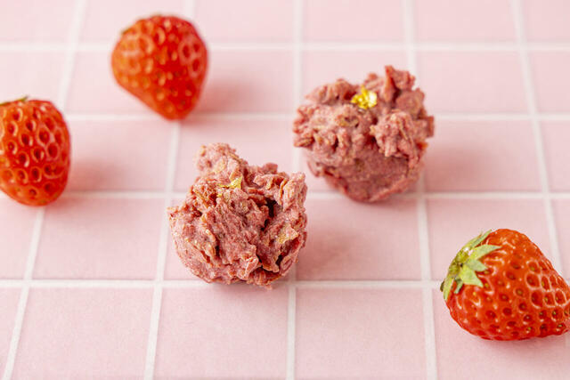 「ぎゅっといちごチョコ」＜期間：2026年3月16日～5月14日＞【ヒルトン名古屋のストロベリースイーツビュッフェ第2弾は、ノスタルジックにときめく、レトロポップないちごの世界♪】
