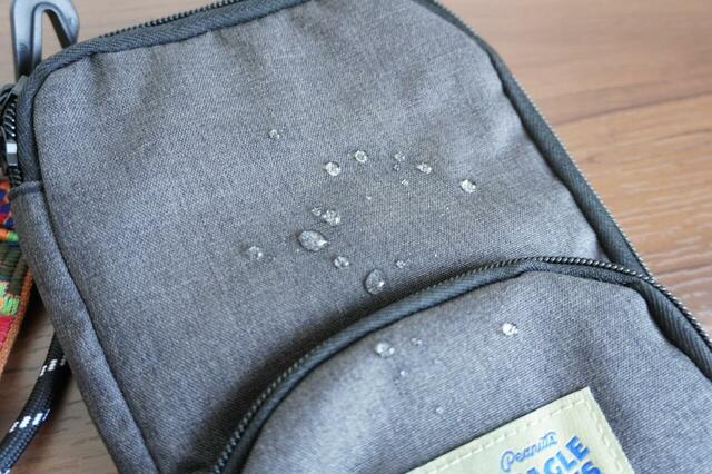 水や汚れに強い撥水加工の生地を使用