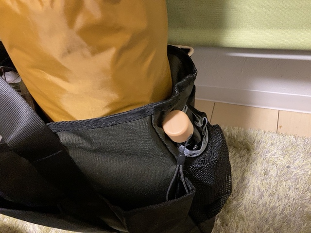 【ワークマン マルチポケット トートバッグ】外ポケットには折り畳み傘を