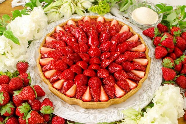 「朝顔型 奈良県産  “古都華(ことか)”のタルト」（グランフロント大阪店/京都限定）piece ¥1,490 / whole(25cm)¥14,904【キル フェ ボン「2024 VERY STRAWBERRY」】