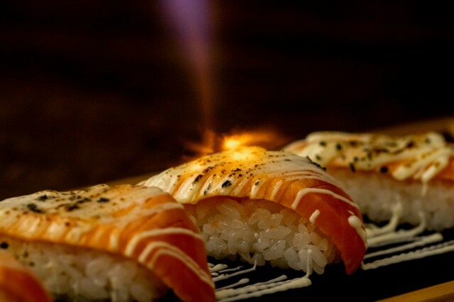 「炙りマヨサーモン」（ディナー＆土日祝ランチ）【すたみな太郎「すたみな、春が大渋滞フェア！」】