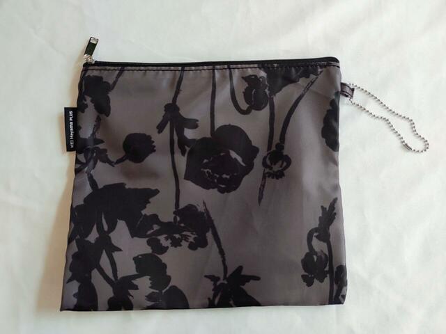 裏面も同じデザインで、ボールチェーンつき