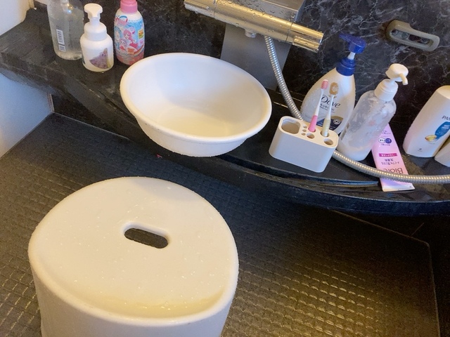 ＜整理整頓前＞お風呂グッズが乱雑に置かれていました