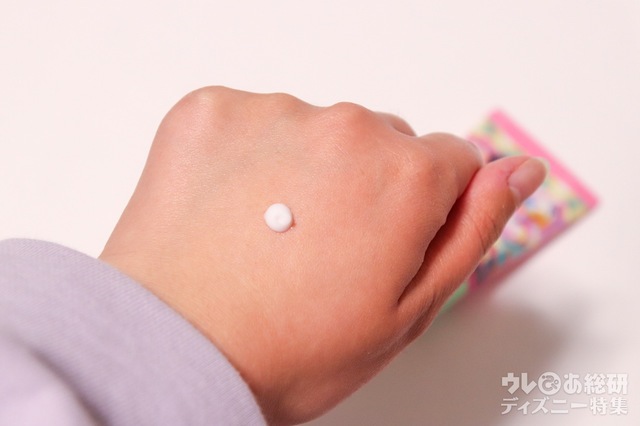 ハンドクリームを出してみるとこんな感じ。ちょっと硬めのテクスチャーです。