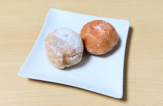 【コストコ ベニエ ココアヘーゼル／パッションフルーツ 630g（25個） 1398円】写真左がココアヘーゼル味、右がパッションフルーツ味