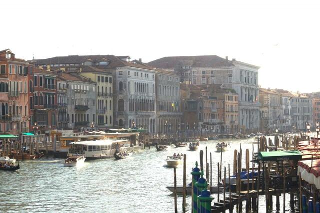 あこがれの街ベネチア。世界中から観光客が訪れる。石畳と水路で構成された街には水上タクシーもある