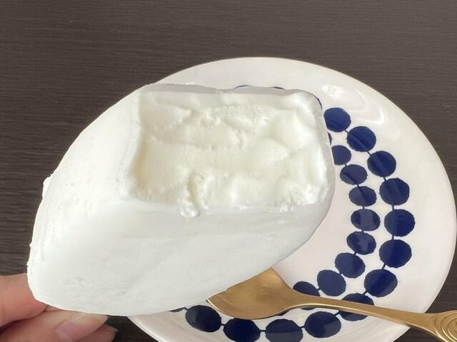 【明治 ブルガリア フローズンヨーグルトデザート】外はシャリっと、中はとてもなめらかな食感！