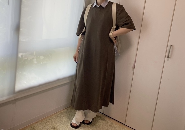 【UNIQLO U クレープコットンスナップワンピース（半袖）】シャツを下に着てもおしゃれに決まります