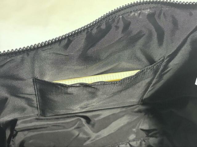 【GU ソフトナイロンクロスボディバッグ】内ポケットは3つあり、どれも文庫本サイズがぴったり入る大きさです！