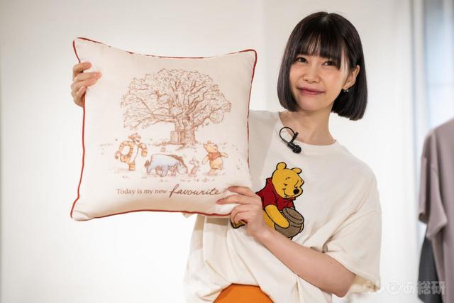 【くまのプーさん　ゆったりお買い物フェア】背あてクッション　肌触りが心地よい　© DISNEY. Based on the 