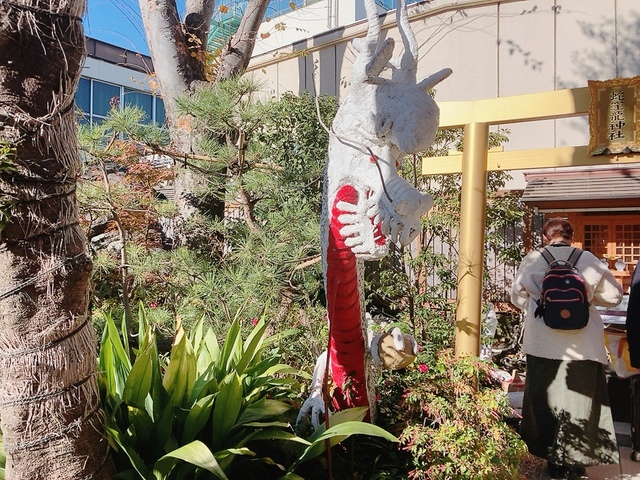 【蛇窪神社（へびくぼじんじゃ）】神社の伝承によれば、7匹の白蛇が神様の使いで、8匹目の白蛇が白龍へと変わるという言い伝えがあり、それを象徴する全長8mの白龍の像が鎮座しています