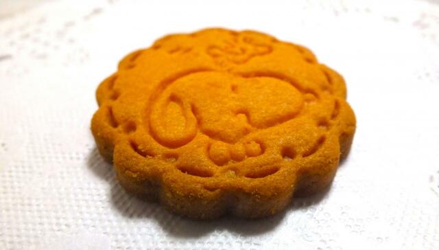 【カルディ スヌーピーコンフェクショナリーバッグ】サイズ（1枚）：直径4.8cmｘ厚さ0.5cm、エネルギー（1枚）：26kcal