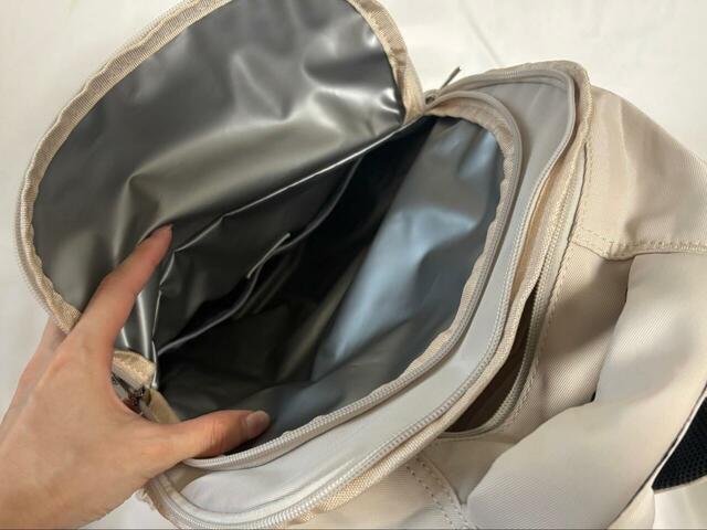 【ワークマン 軽量3レイヤーポケットマザーズリュック】メイン収納の前にあるポケットは、1室まるごと保冷保温仕様!買い物にも大活躍します♪