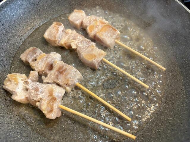 【ロピア 冷凍国産焼鳥】加熱するにつれて肉汁がじゅわっと出てきて、鶏もも肉の旨みが閉じ込められていく瞬間です◎