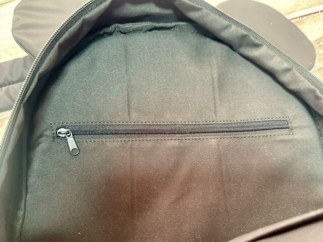 ボディ側にはファスナーポケットが1つついています