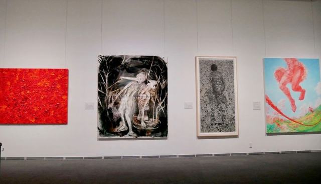 左から、青木恵美子《INFINITY Red》FACE2017グランプリ、庄司朝美《18.10.23》FACE2019グランプリ、遠藤美香《水仙》FACE2016グランプリ、仙石裕美《それが来るたびに跳ぶ　降り立つ地面は跳ぶ前のそれとは異なっている》2017年　FACE2018グランプリ、いずれもSOMPO美術館