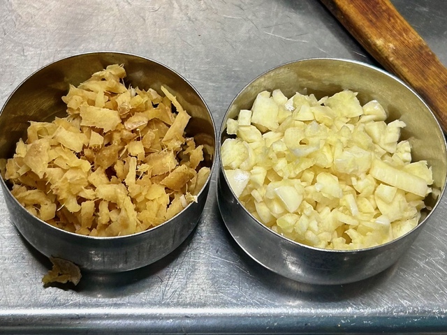 【南インド料理 葉菜hana】●ポイント　チキンウップカレーに使うショウガと玉ねぎは、この程度の大きさに切る