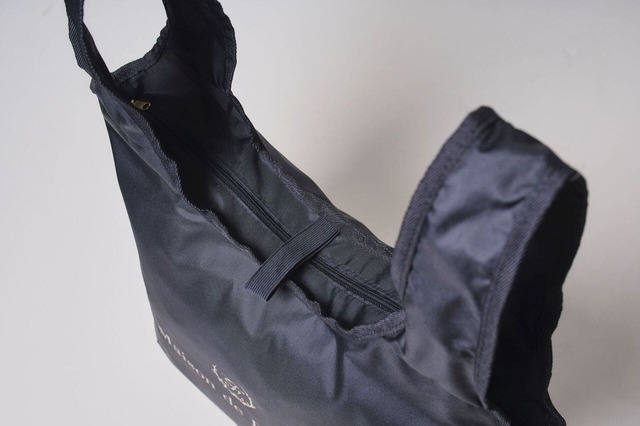 【メゾン ド フルール ショッピングバッグ（ネイビー）】チャック付きなので中身が見えなくて安心