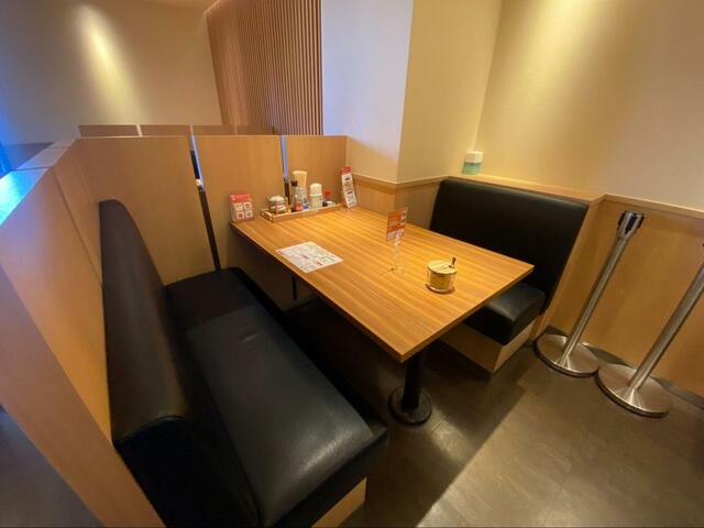 【やよい軒 モーニング】広々ボックスシートから一人でゆったり座れる席まであります