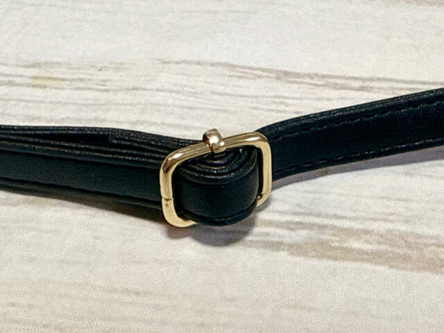 ショルダーストラップは長さ調整が可能。肩がけも斜めがけもできるので、コーデやシーンに合わせて持ち方を変えられます♪