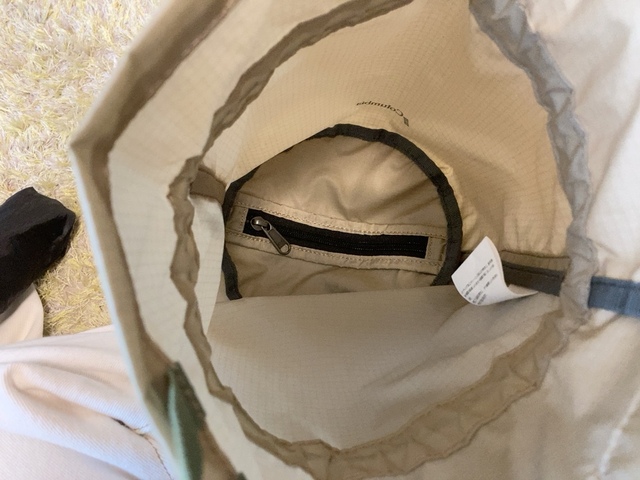 【Colombia ワクレラショルダーバッグ】便利なパッカブル仕様！バッグの底にファスナーがあるので→