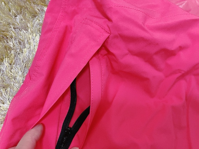 【ワークマン レディースレインジャケット STRETCH Perfect(ストレッチ パーフェクト)】両サイドポケットにはファスナー付きポケット