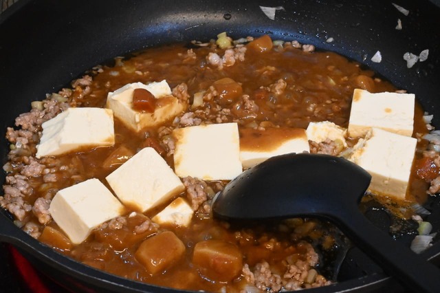【ボンカレー公式アレンジレシピ「マーボーカレー」】豆腐を入れてくずさないように混ぜながら温める