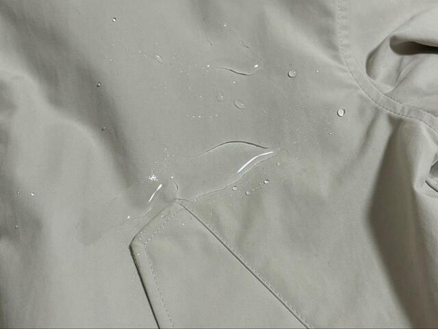 【ユニクロ コットンブレンドショートパーカ】生地は撥水加工付き。水を垂らしても内側に染み込みません◎