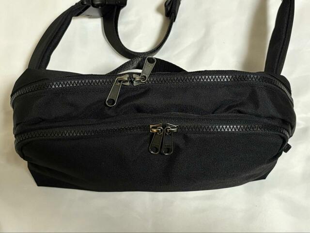 【ワークマン　ベーシックボディバッグ】ダブルファスナーになっているので左右どちらの肩にかけても使いやすいです♪
