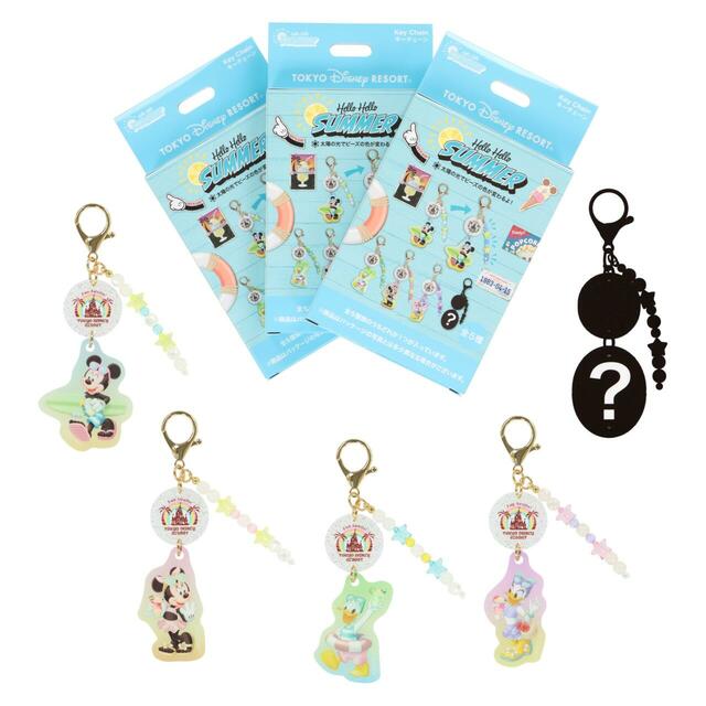 キーチェーン 1,300円|夏の東京ディズニーリゾート「Hello Hello SUMMER!」グッズ|販売店舗:東京ディズニーランド「グランドエンポーリアム」、東京ディズニーシー「タワー・オブ・テラー・メモラビリア」|発売日:2026年6月11日(木)