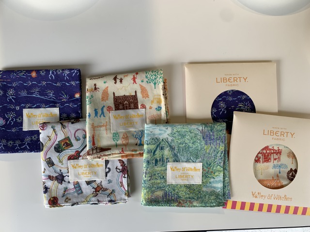 ハンカチも『魔女の宅急便』、『ハウルの動く城』、『アーヤと魔女』の3作品と魔女の谷をイメージしたデザインで、イギリスのブランド「LIBERTY」との共同開発商品