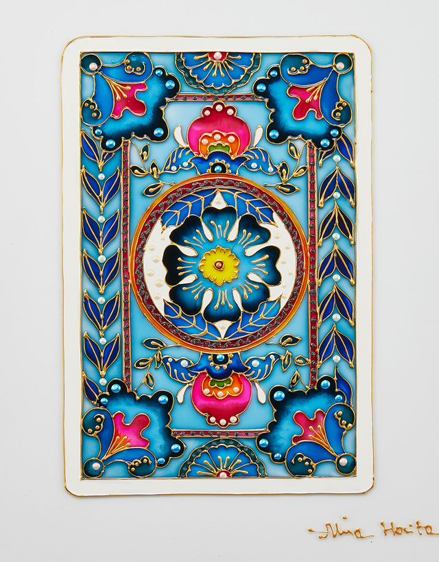 「華美で繊細なボタニカル風のシンメトリーデザイン」＜価格：1,980円（税込）＞【心ときめく“ガラス絵缶”にヘルシークッキー入り♪2025年バレンタイン限定『ネコのトランプ缶』新発売！】