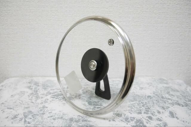 【ニトリ IH・ガス火 ストレーナー付きマルチポット】フタをしたまま傾けると湯切りができる