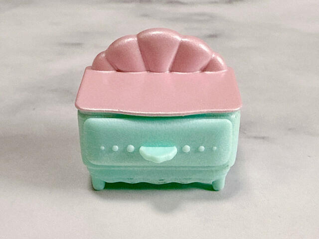 チェストはエメラルドグリーンとピンクの配色。どことなくシェルっぽい雰囲気です