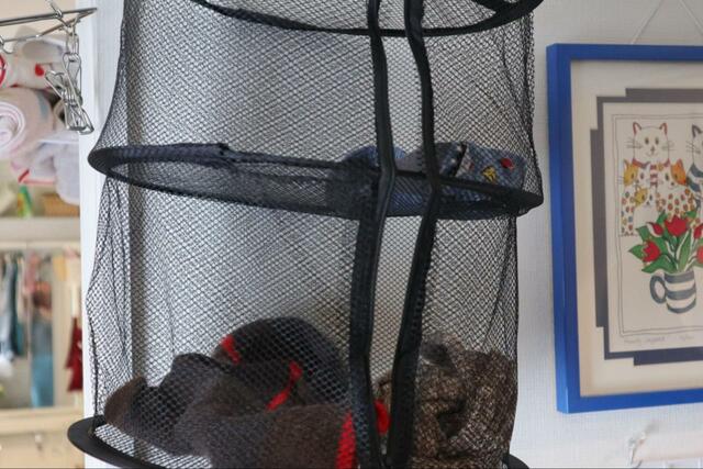 【セリア ドライネット2段】靴下など小物の部屋干しに使える！放り込むだけでOK