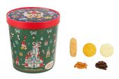 菓子詰め合わせ 1,300円｜「ディズニー・クリスマス」スペシャルグッズ｜東京ディズニーリゾート40周年“ドリームゴーラウンド”｜発売日：2023年11月7日（火）｜販売店舗：東京ディズニーランド「ディズニー＆カンパニー」、東京ディズニーシー「ヴァレンティーナズ・スウィート」