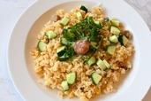 【冷凍炒飯アレンジレシピ「きゅうりと梅のさっぱり炒飯」】炒飯を皿に盛り付け、大葉、きゅうりをのせ、最後に梅肉ペーストをのせます