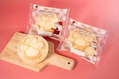 【「ファミリ〜にゃ〜ト大作戦！」肉球のメロンパン（カスタードホイップ） 168円】ねこの肉球がデザインされたメロンパン。パッケージは全2種類