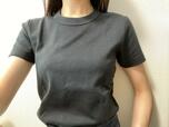 【UNIQLO U クルーネックT】スタイリッシュに、メリハリのある印象にしたいなら小さめサイズを
