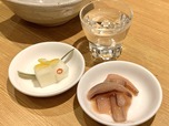 天ぷらが揚がるまでおつまみとして味わえる【天ぷら定食 まきの】
