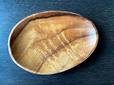 【カインズホーム アカシアビーンズ型プレート 18cm】サイズは18cmで、価格は税込298円。少しいびつな楕円形です