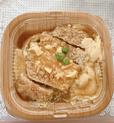 【ファミリーマート「だし香る！ロースかつ丼」】つゆと卵がボリューミーで見た目から伝わる満足感