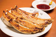 「ジャンボ餃子」の名店／銀座 天龍（銀座）　焼きギョーザ（8個）　1050円