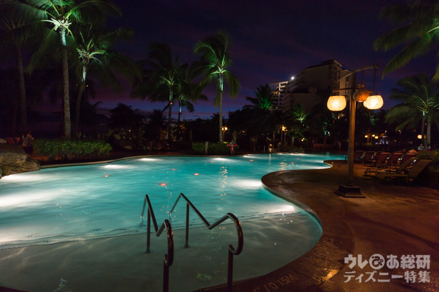 「ワイコロヘ・プール」の夜景｜アウラニ・ディズニー・リゾート & スパ コオリナ・ハワイ