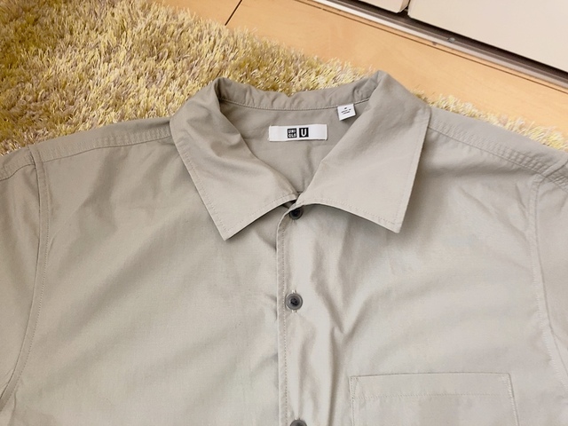 【UNIQLO U ワイドカラーシャツ】襟の開きが大きめながら、コンパクト感のあるデザインです