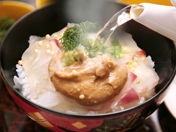 朝〆の真鯛にカマや中落ちでとった特製のスープをかけて