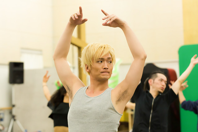 バレエ、ヒップホップから日本舞踊までカバーする高い身体能力と表現力をもつ。-丘山晴己